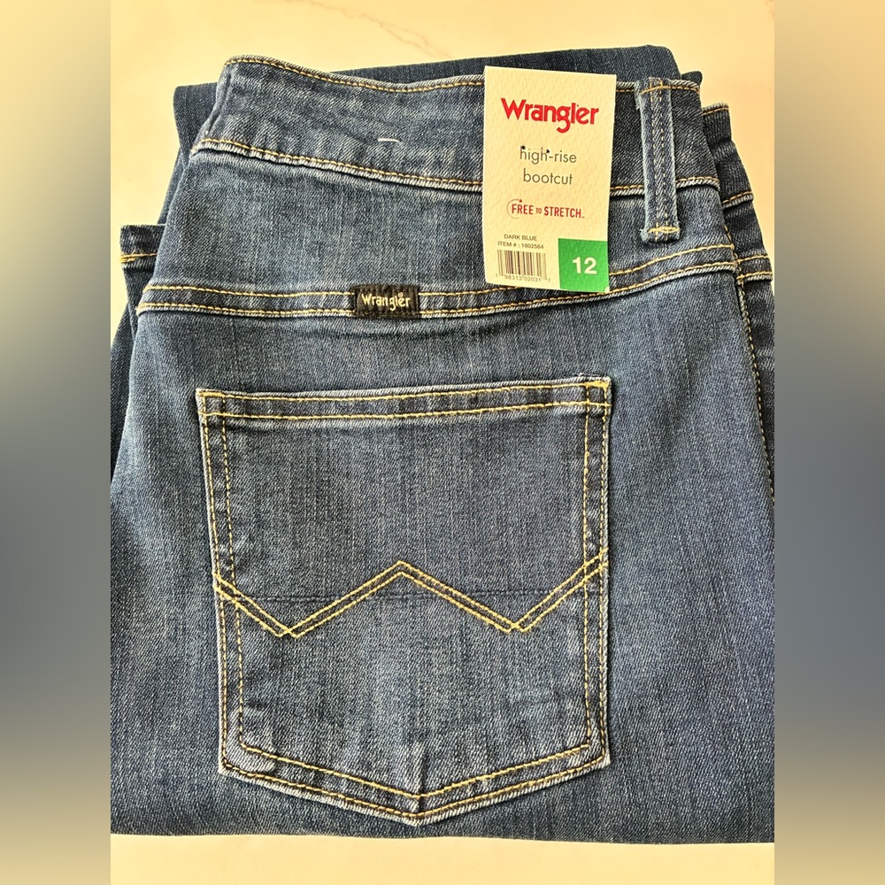 Wrangler High Rise Bootcut Jeans with Stretch
Size 12